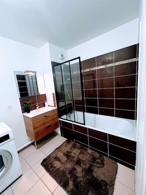 Lotus: Disney-Adjacent Retreat with Free Parking and Wi-Fi Chessy  Exterior photo